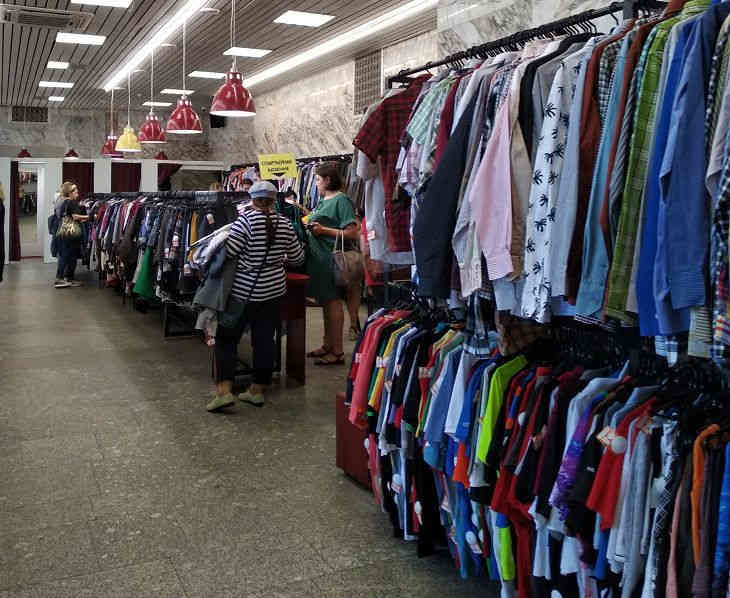 «Минимальная цена в магазинах – 50 копеек». Рассказываем, почему многие белорусы выбирают одежду из секонд-хендов