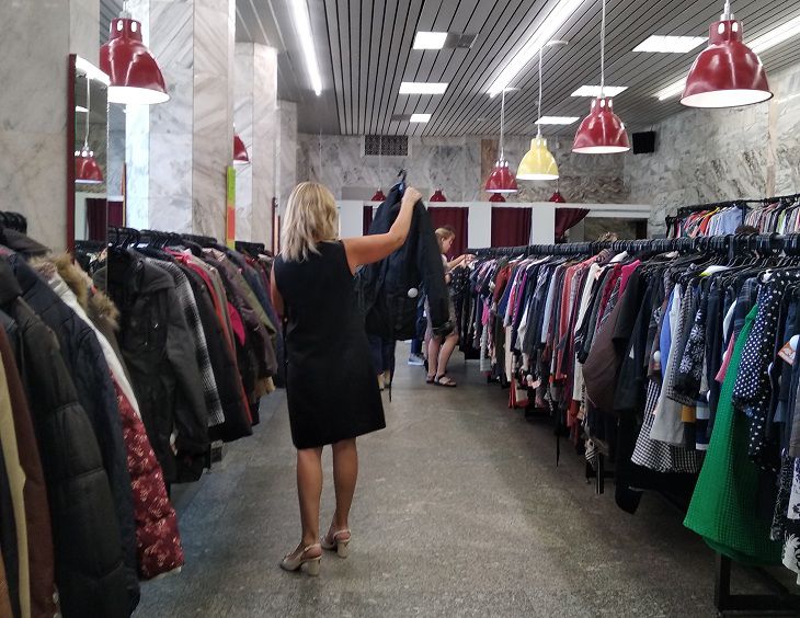 «Минимальная цена в магазинах – 50 копеек». Рассказываем, почему многие белорусы выбирают одежду из секонд-хендов