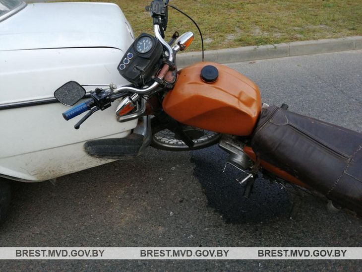 В Микашевичах мотоциклист врезался в попутный Mercedes. Он в реанимации