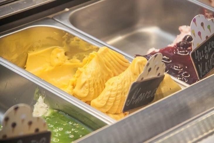 Мужчина лизнул чужое мороженое и был объявлен в розыск