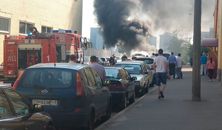 В Минске на Партизанском проспекте одновременно горели два автомобиля