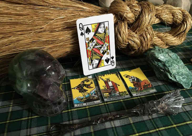 «Пугающе точные». Дамы шокировались, откопав предсказания о своих судьбах 