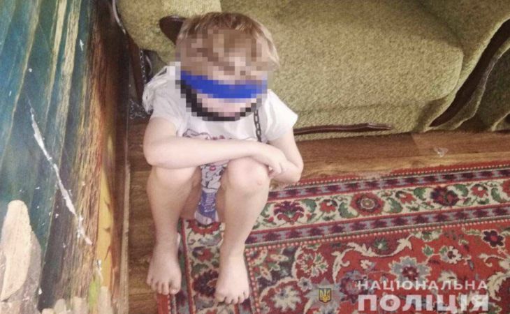 Завязала ребенку глаза и обмотала скотчем: многодетная мать держала 8-летнего мальчика на цепи