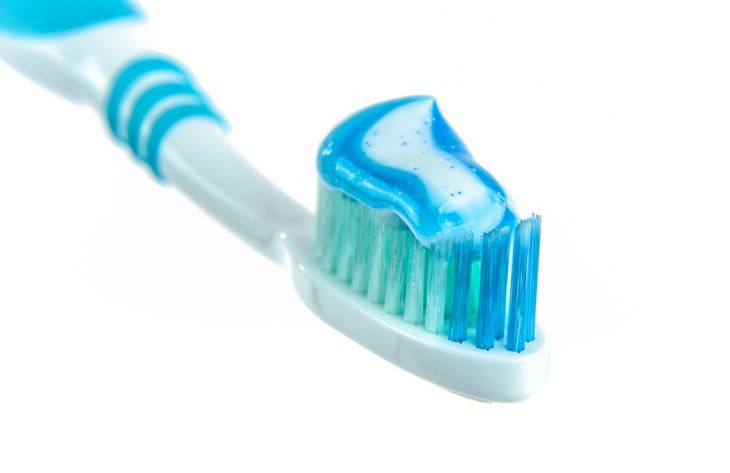 Девушка заболела онкологией из-за того, что съела зубную пасту: медики объяснили почему