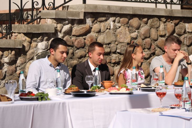 Свадьба на виду у всех и настоящее грузинское вино. Как в Минске отметили юбилей «Тбилисобы»