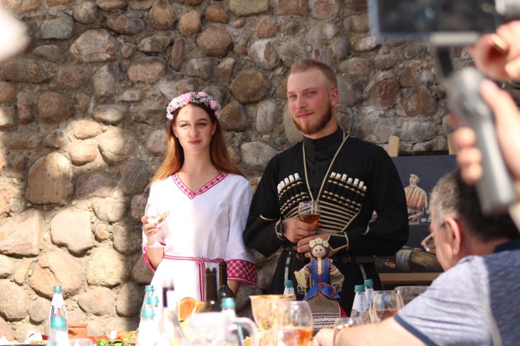 Свадьба на виду у всех и настоящее грузинское вино. Как в Минске отметили юбилей «Тбилисобы»