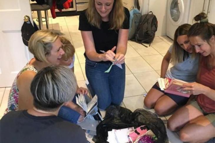 Подруги нашли капсулу времени с «пугающе точными предсказаниями» об их судьбах Подруги нашли капсулу времени с «пугающе точными предсказаниями» об их судьбах