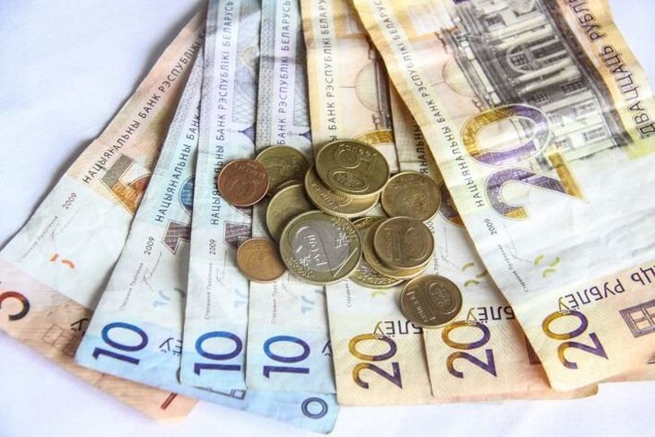 Названа средняя зарплата белорусов в июле 