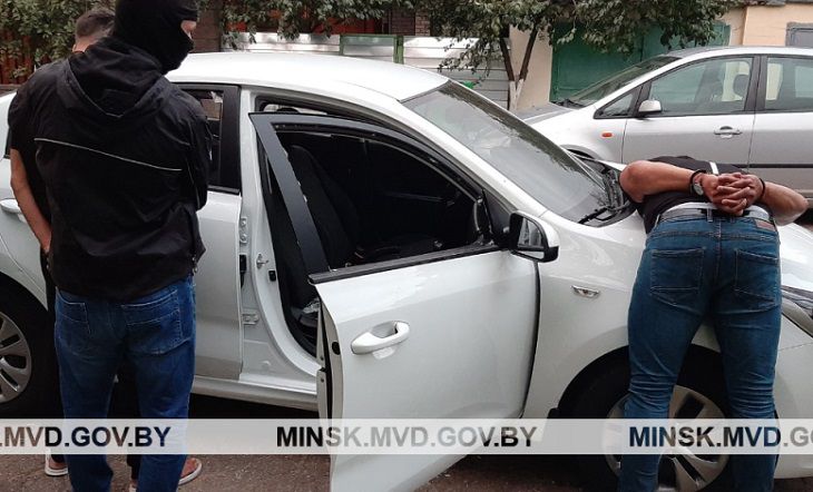 В Минске с СОБРом задерживали мошенника, продававшего поддельные айфоны