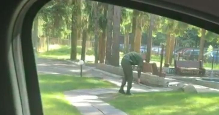 В Сети разместили кадры, как белорусский солдат стрижет траву канцелярскими ножницами