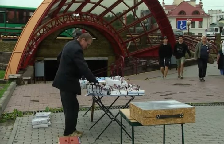 Гродненский продавец очков объяснил, почему был на рынке без трусов