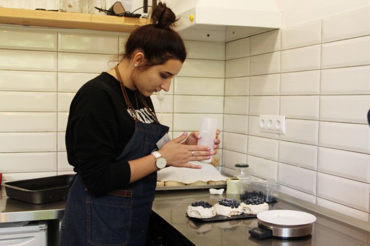 «Мои одногруппники получают полторы-две тысячи рублей». Выпускница объяснила, почему профессию программиста променяла на работу в кофейне «Мои одногруппники получают полторы-две тысячи рублей». Выпускница объяснила, почему профессию программиста променяла на работу в кофейне