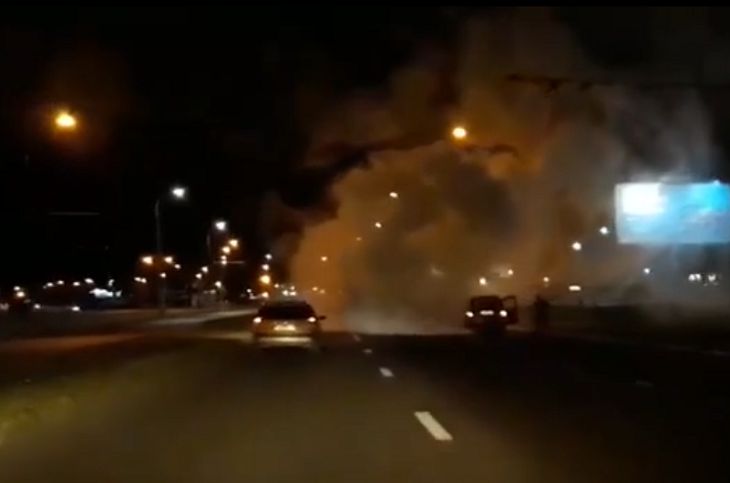 В Бресте машина устроила «дымовую завесу» на дороге В Бресте машина устроила «дымовую завесу» на дороге