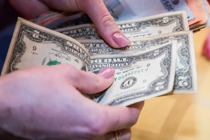 Каждый второй белорус зарабатывает менее 250 долларов в месяц