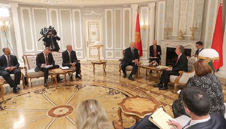 Лукашенко после встречи с Болтоном занялся уборкой арбузов