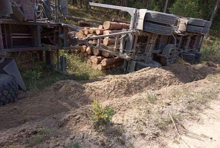 Грузовик с бревнами перевернулся под Ивацевичами 