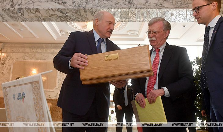 Лукашенко передал подарки Трампу с супругой и пошутил, что «вмешивался» в выборы в США