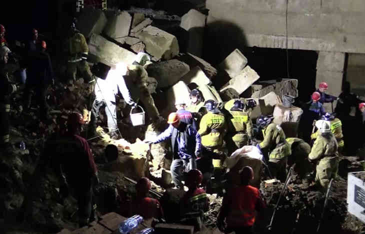 После обрушения стены в Новосибирске задержали трех человек