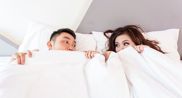 Специалисты нашли связь между изменами партнеров и их позами во время сна