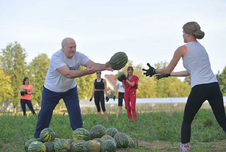 Лукашенко заметили в компании девушек с арбузами