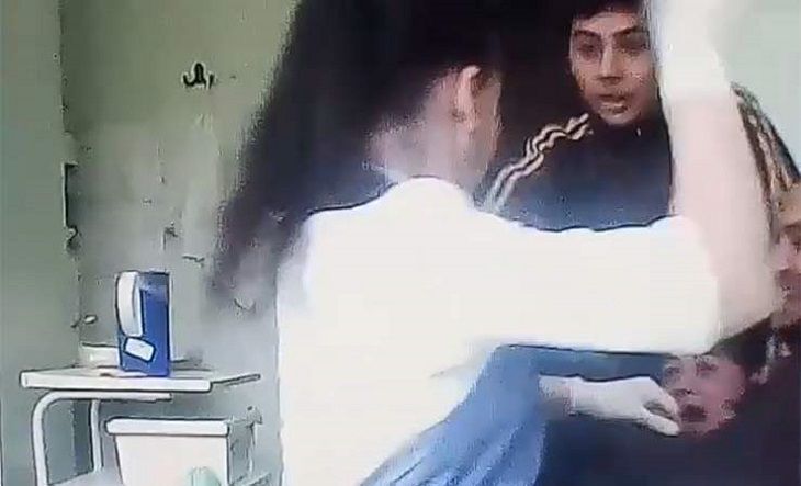 В поликлинике Могилева медсестра ударила ребенка. На кадрах видно, что произошло