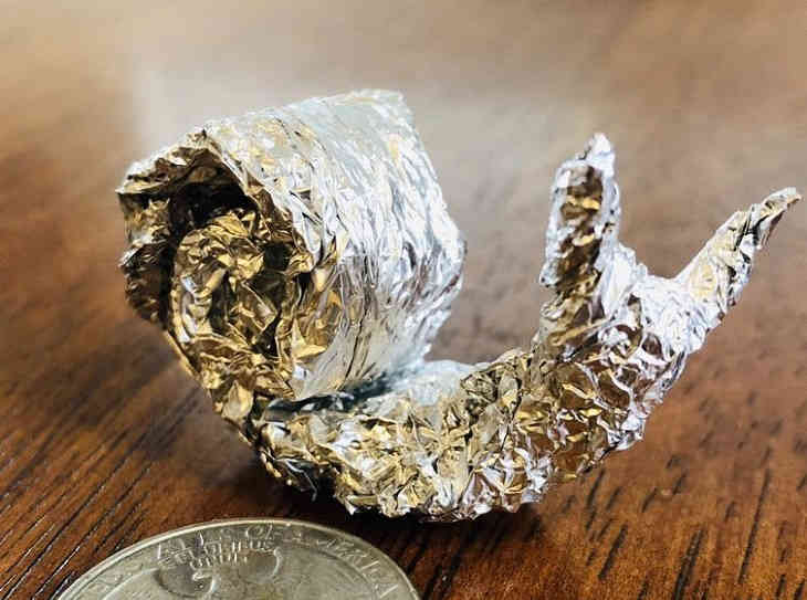 Девочка создает милые поделки, но свои изделия она никогда не видела Девочка создает милые поделки, но свои изделия она никогда не видела