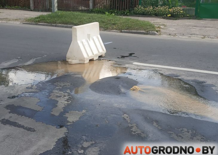 В Гродно на дороге лопнули трубы и поднялся свежий асфальт