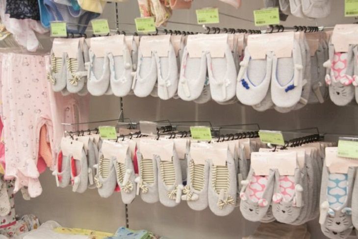 В Минске мужчина воровал детские товары в магазинах и попал на видео. Его ищет милиция В Минске мужчина воровал детские товары в магазинах и попал на видео. Его ищет милиция