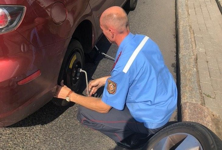 В Минске милиционер помог водителю поменять пробитое колесо