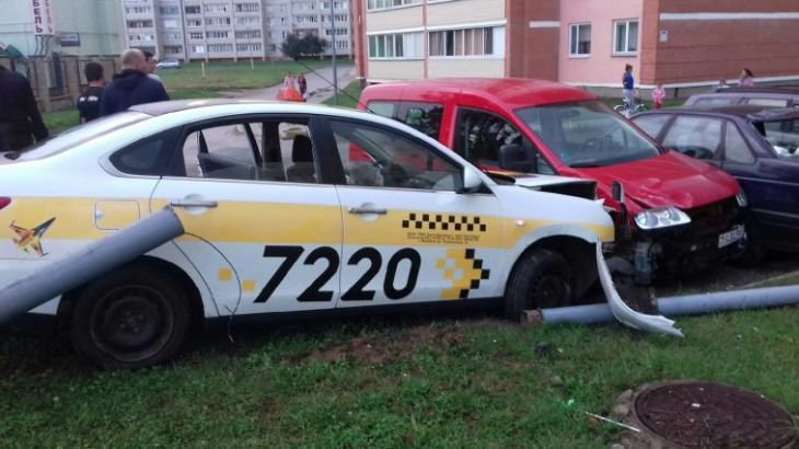 В Орше такси протаранило припаркованные машины и снесло столб