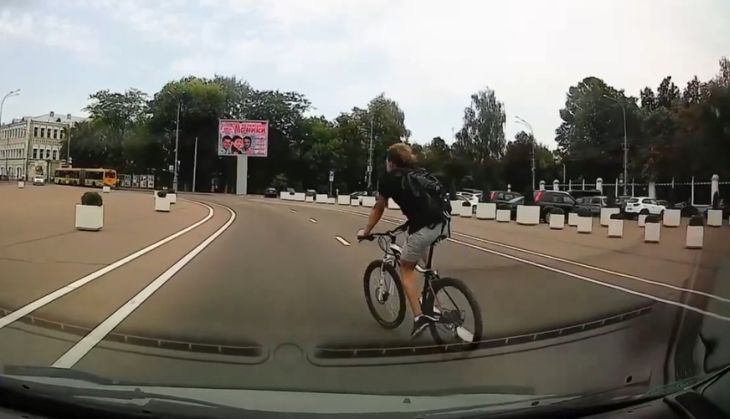 В Гомеле велосипедист за минуту на дороге нарушил почти все, что можно