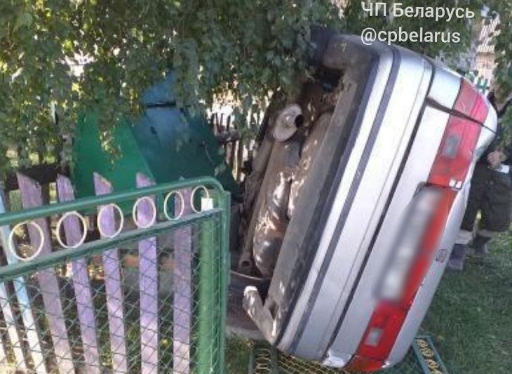 В Зельвенском районе автомобиль влетел во двор частного дома и перевернулся В Зельвенском районе автомобиль влетел во двор частного дома и перевернулся
