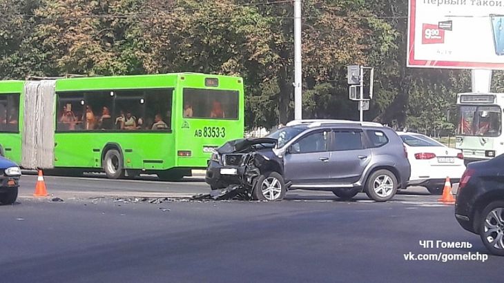 В Гомеле на перекрестке Советская - Малайчука столкнулись два авто