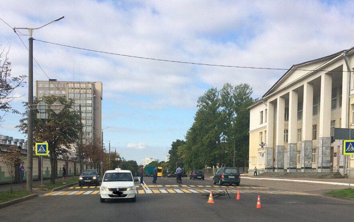 Не спешился перед переходом. В Минске такси сбило велосипедиста, он в больнице