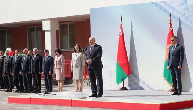 Лукашенко: «Надо учиться, а не покуривать в туалете и заниматься непонятно чем» 