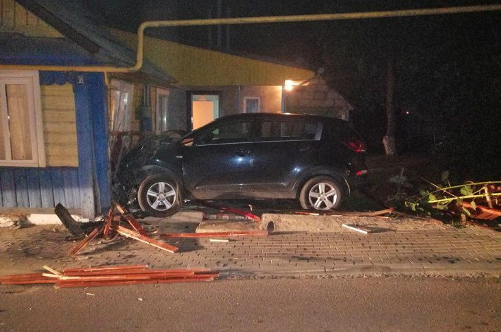 Хотел объехать ежика. В Дзержинске парень на Kia Sportage врезался в жилой дом Хотел объехать ежика. В Дзержинске парень на Kia Sportage врезался в жилой дом