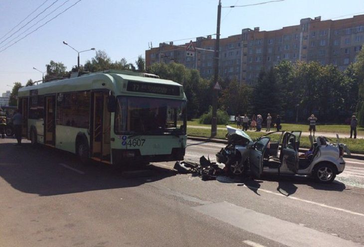 От легковушки почти ничего не осталось. В Минске женщина на Volkswagen влетела в троллейбус у остановки
