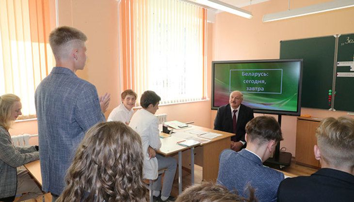 Новости сегодня: как Лукашенко провел урок в школе и встреча пропавшей белоруски с родителями 20 лет спустя