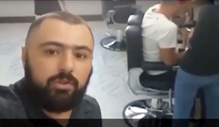 Недовольный стрижкой сына отец побрил налысо парикмахеров