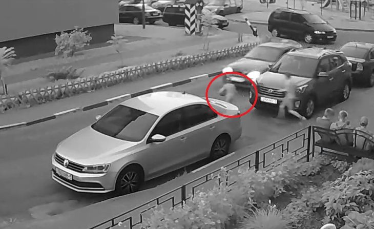 В Жодино девочка выбежала на дорогу из-за припаркованных авто и попала под машину