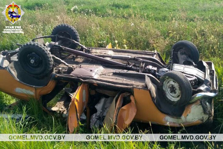 Под Наровлей пьяный бесправник опрокинул в кювет «Москвич»: пострадали два человека