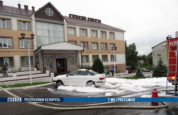 Пенная атака возле здания милиции в Молодечно: что произошло