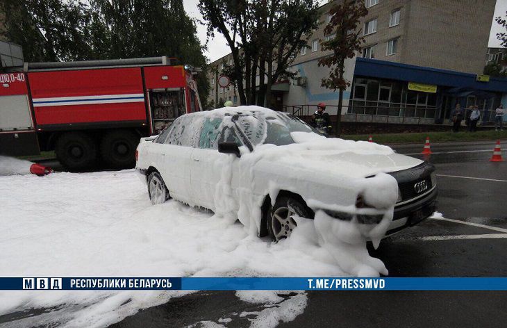 Пенная атака возле здания милиции в Молодечно: что произошло