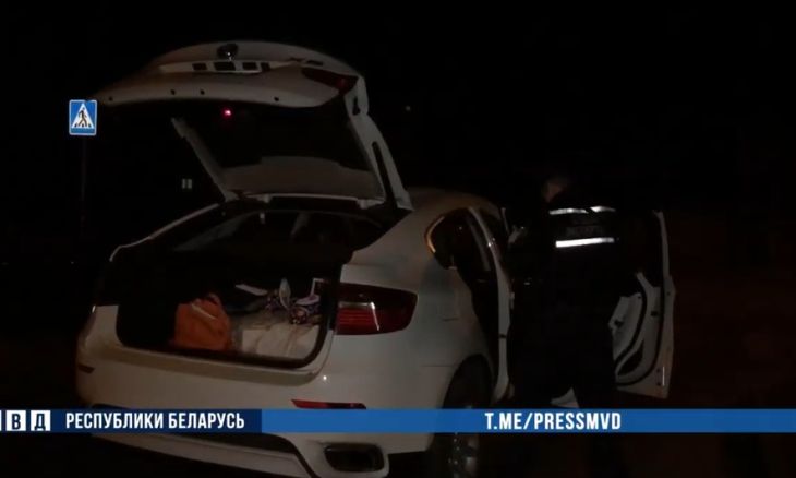 В Гомеле неизвестные избили девушку, затолкали в ее BMW X6 и увезли в лес 