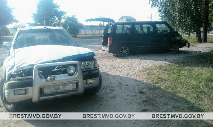 В Ганцевичах внедорожник дважды кувыркнулся после удара «Мерседеса» В Ганцевичах внедорожник дважды кувыркнулся после удара «Мерседеса»