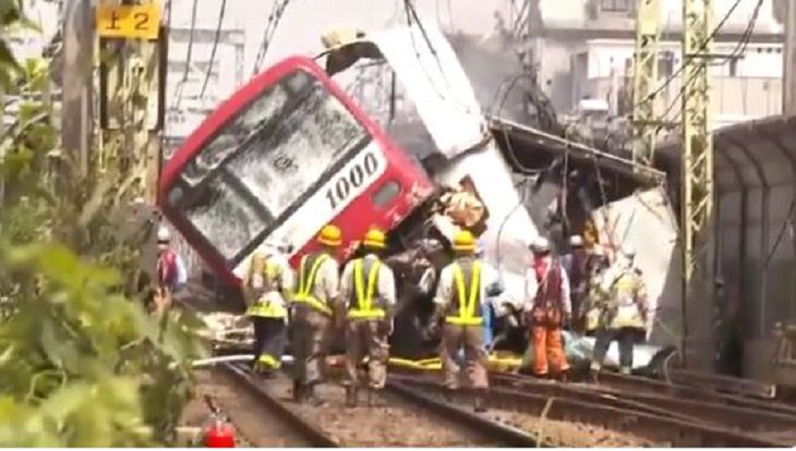Пассажирский поезд врезался в грузовик и сошел с рельсов: десятки раненых