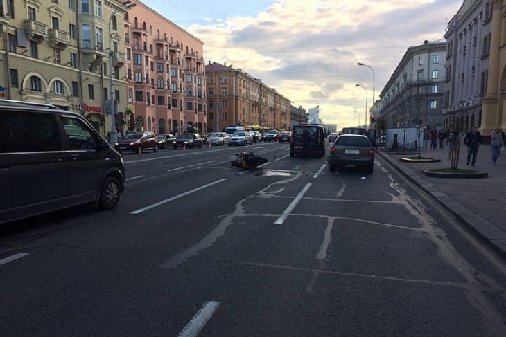 Напротив КГБ в Минске мотоциклист врезался в машину Напротив КГБ в Минске мотоциклист врезался в машину