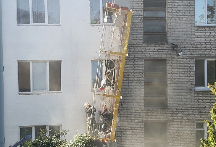 Чудом никто не пострадал. В Минске во время капремонта упала строительная люлька с рабочими