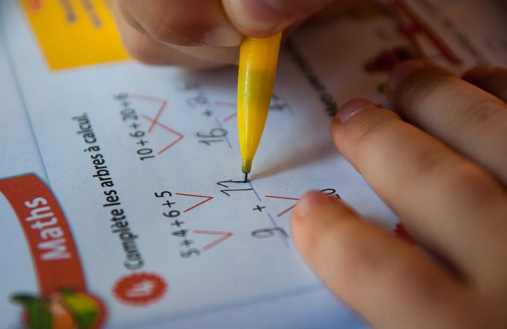 Эксперты ответили на вопрос о том, стоит ли помогать ребенку выполнять домашнее задание