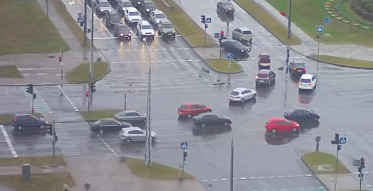 В Бресте после неудачного дрифта машина влетела в светофор В Бресте после неудачного дрифта машина влетела в светофор